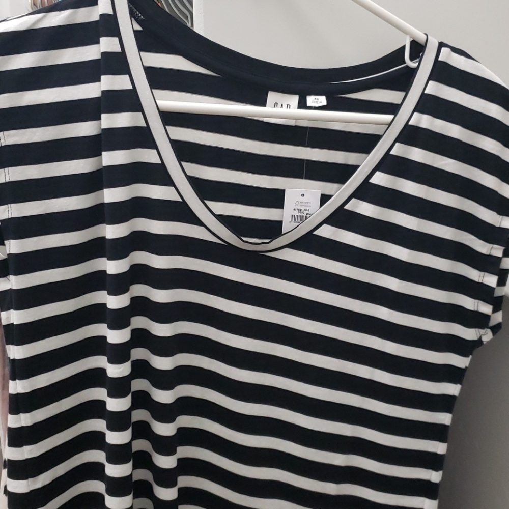 NWT Gap Scoopneck Tee